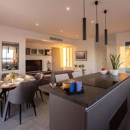 The View Penthouse 4*