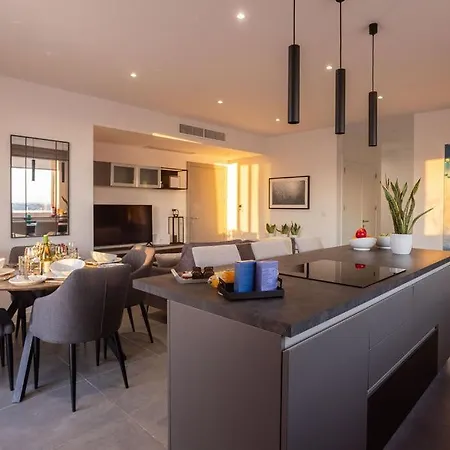 The View Penthouse Couette-café 4*